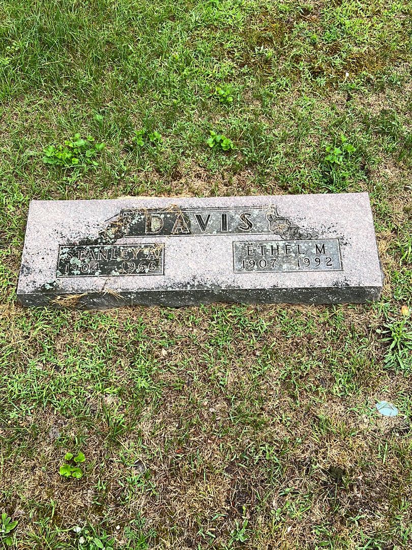 Ethel M. Davis's grave. Photo 1