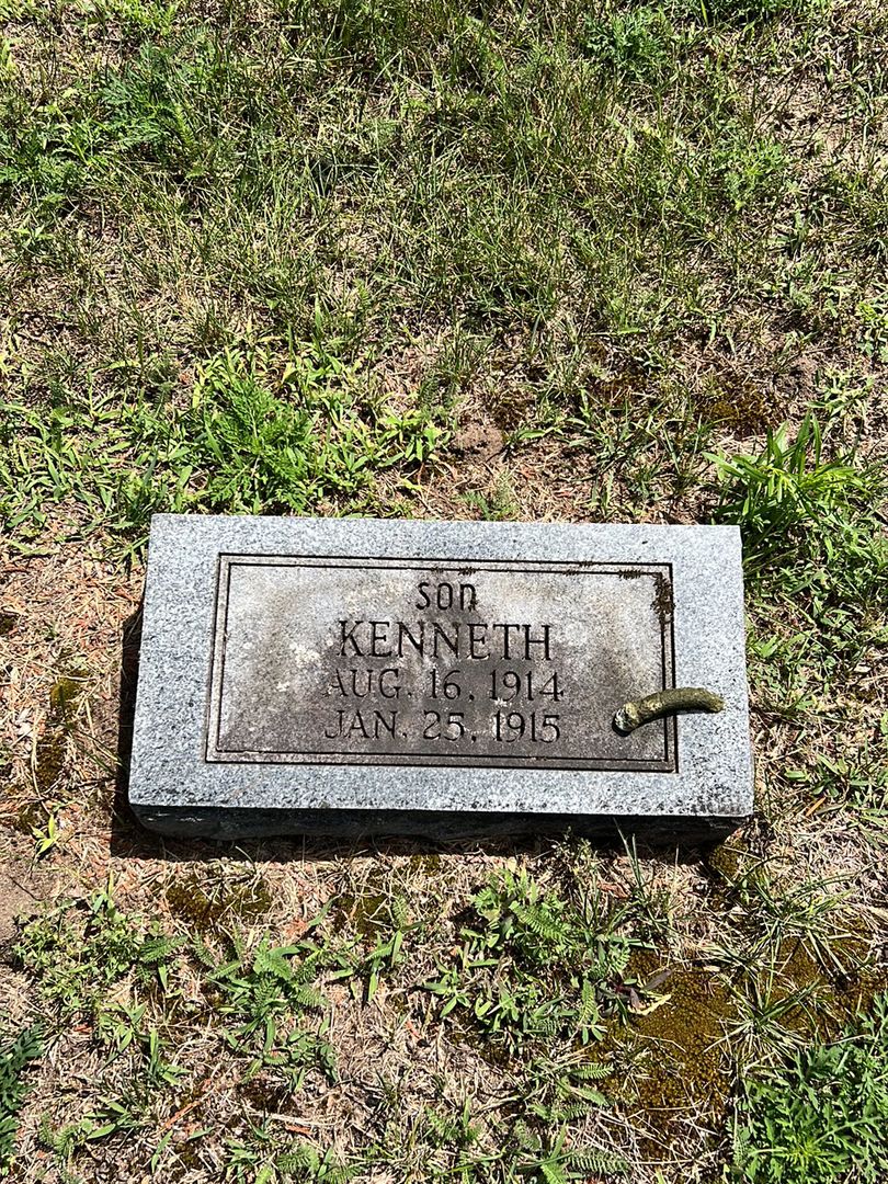 Kenneth Gilland's grave. Photo 1