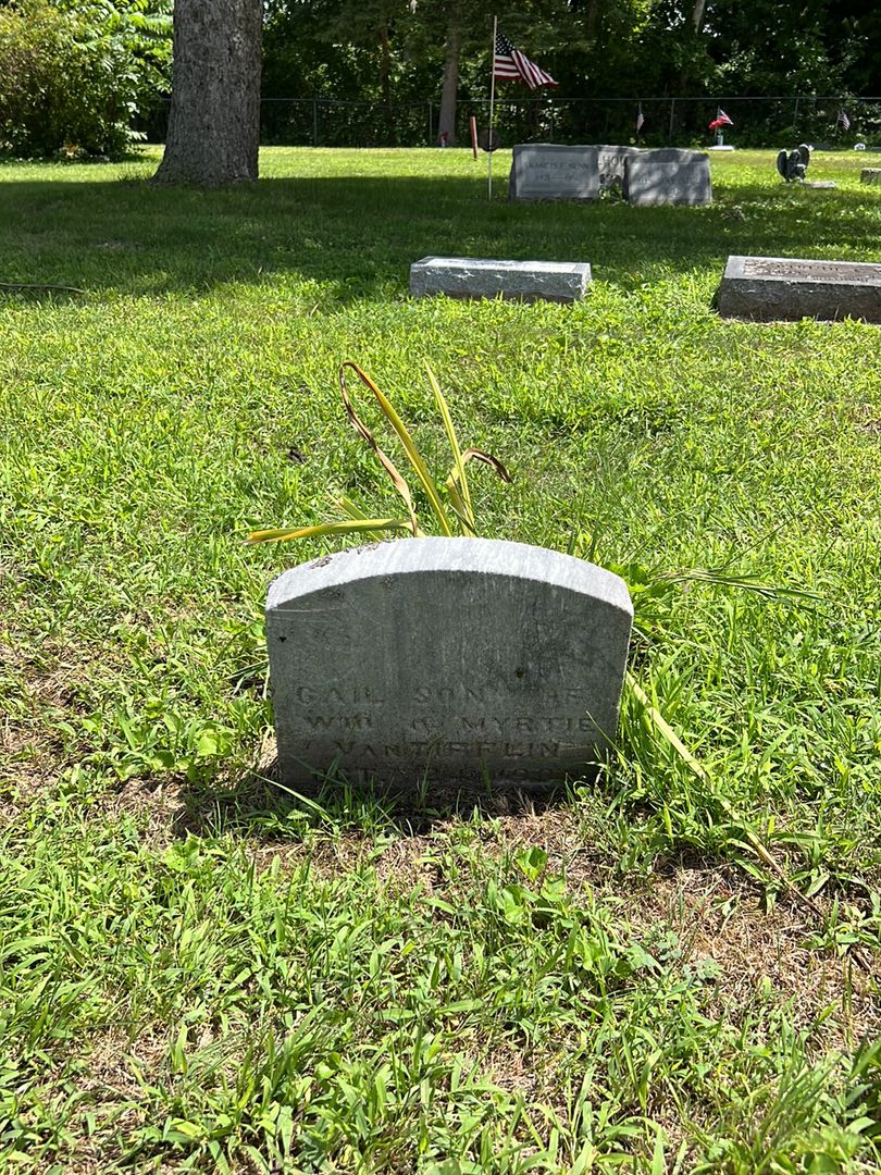 Gail Van Tifflin's grave. Photo 1