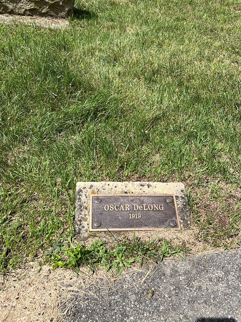 Oscar DeLong's grave. Photo 1