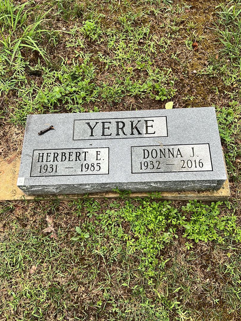 Donna J. Yerke's grave. Photo 1