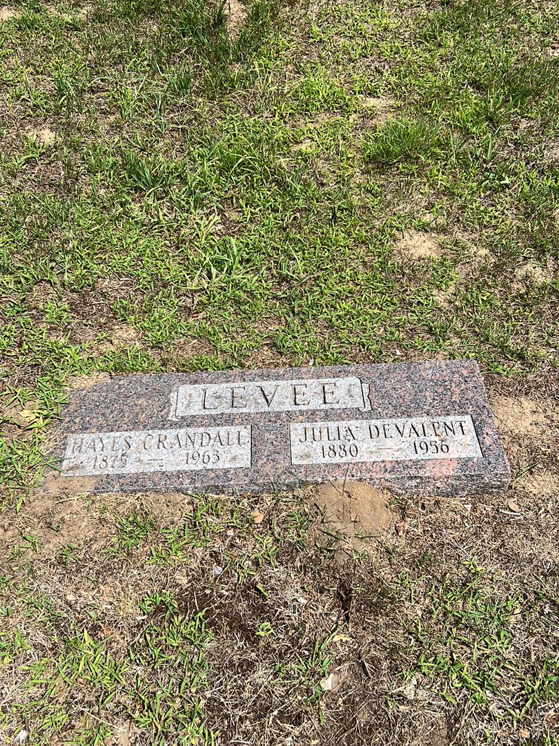 Julia De Valent LeVee's grave. Photo 1