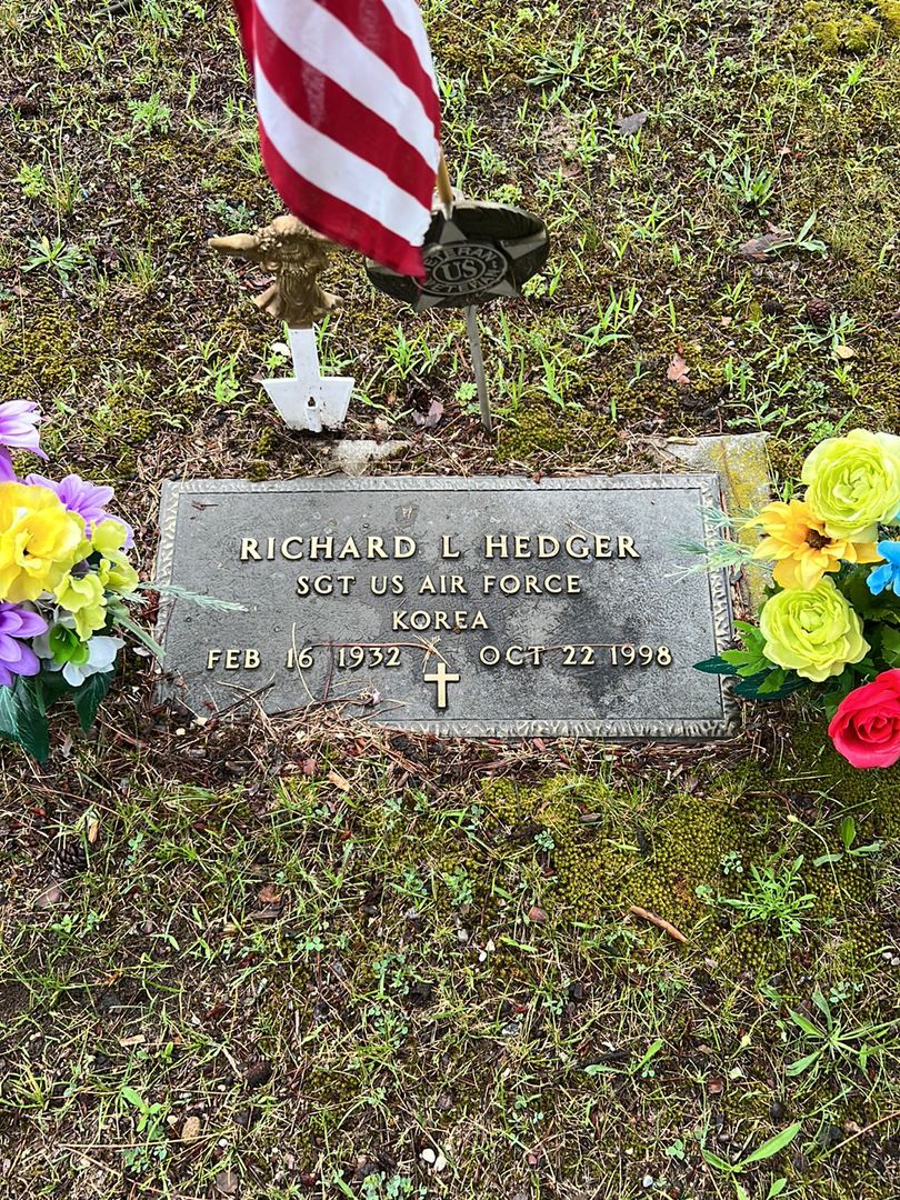 Richard L. Hedger's grave. Photo 1