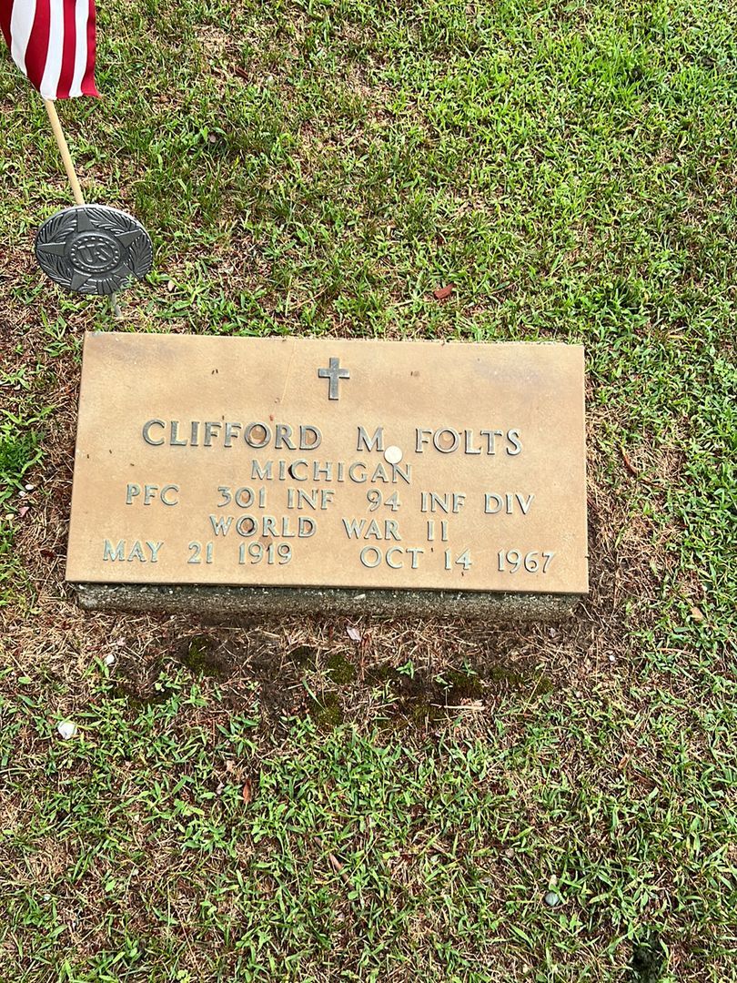 Clifford M. Folts's grave. Photo 1