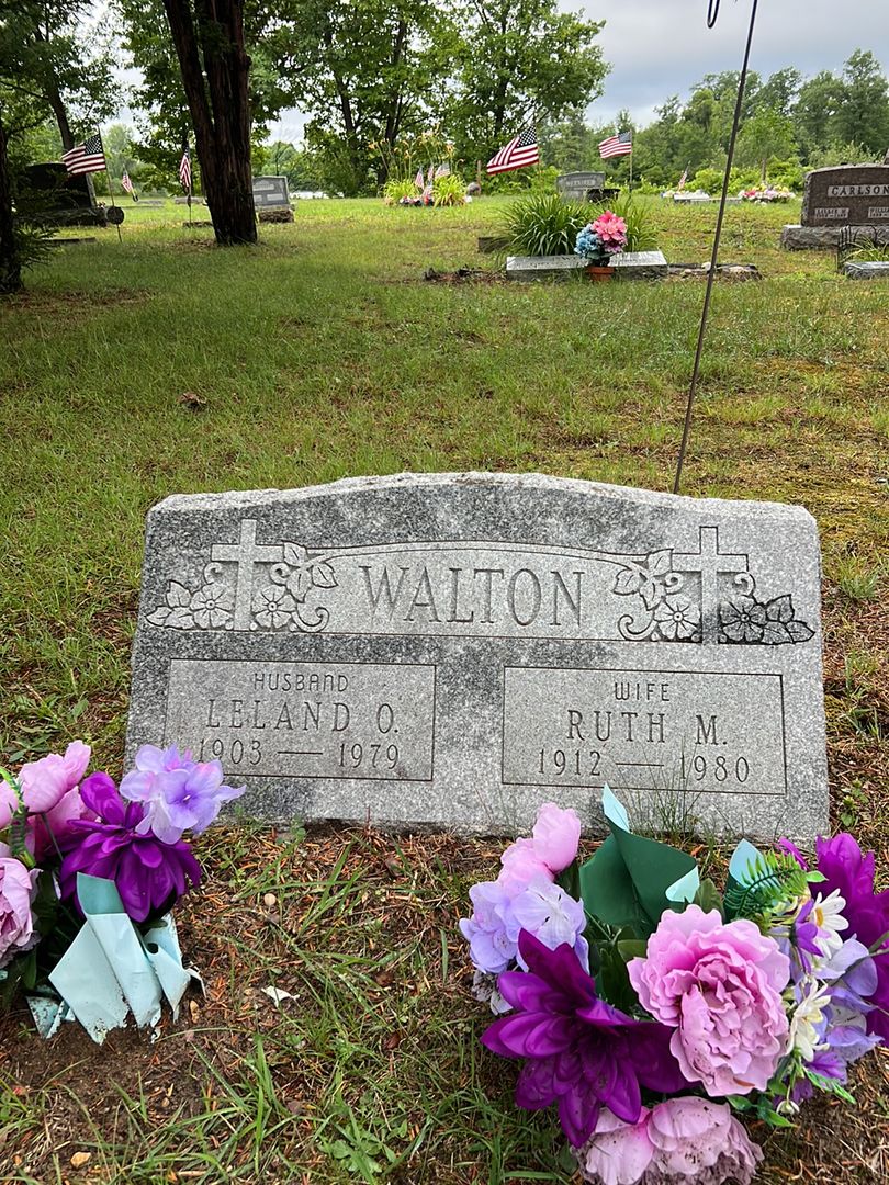 Leland O. Walton's grave. Photo 1