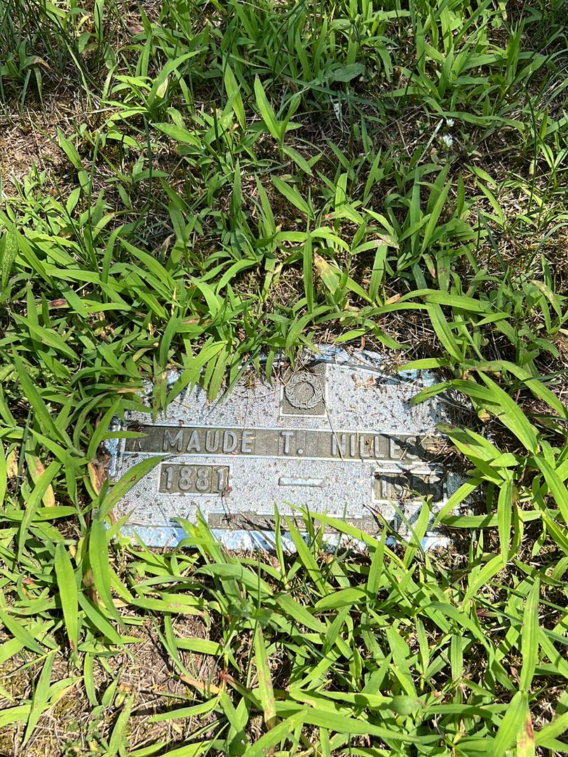 Maude T. Nilles's grave. Photo 1