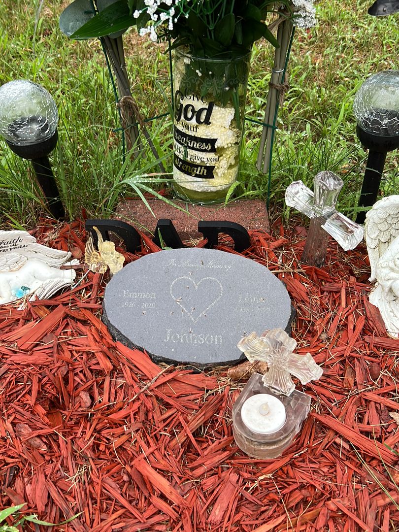 Emmet Johnson's grave. Photo 1