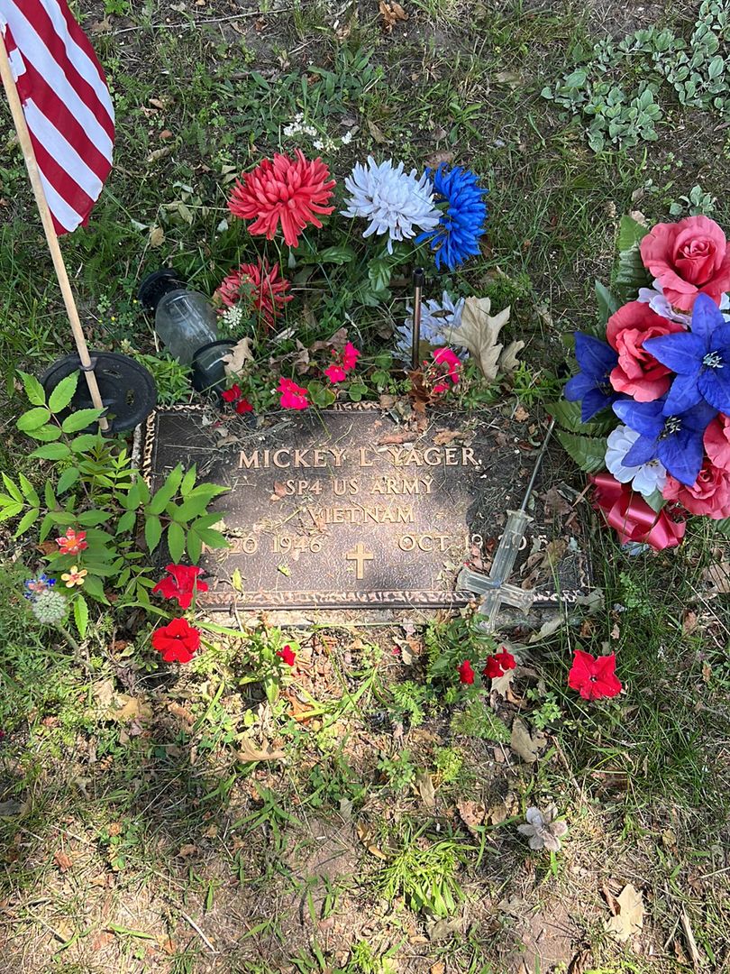 Mickey L. Yager's grave. Photo 1