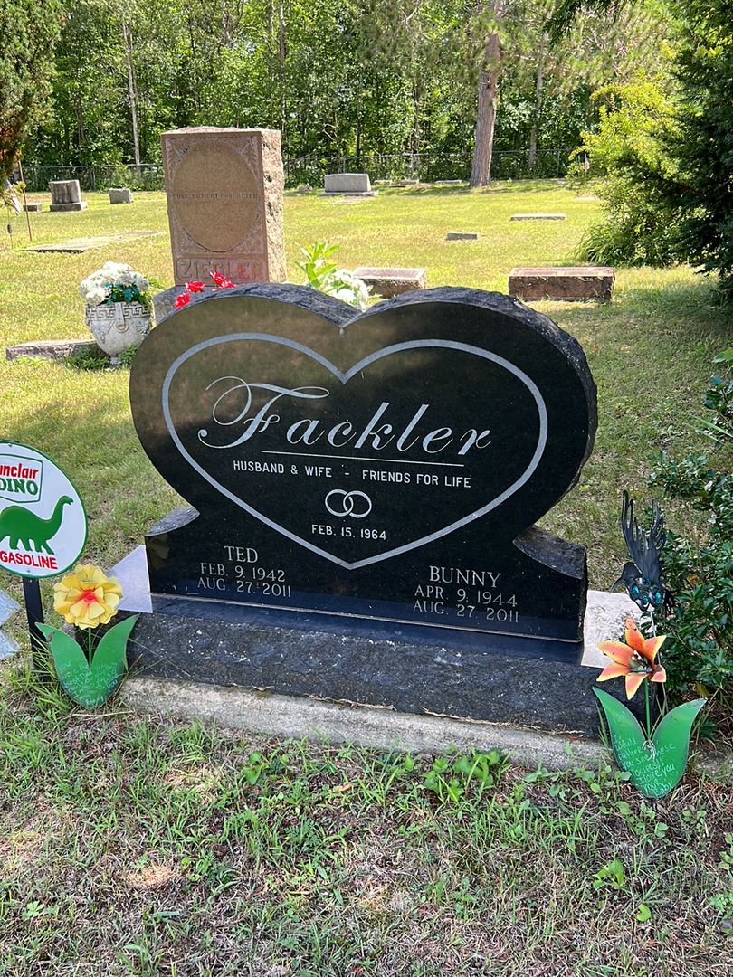 Bunny Fackler's grave. Photo 1
