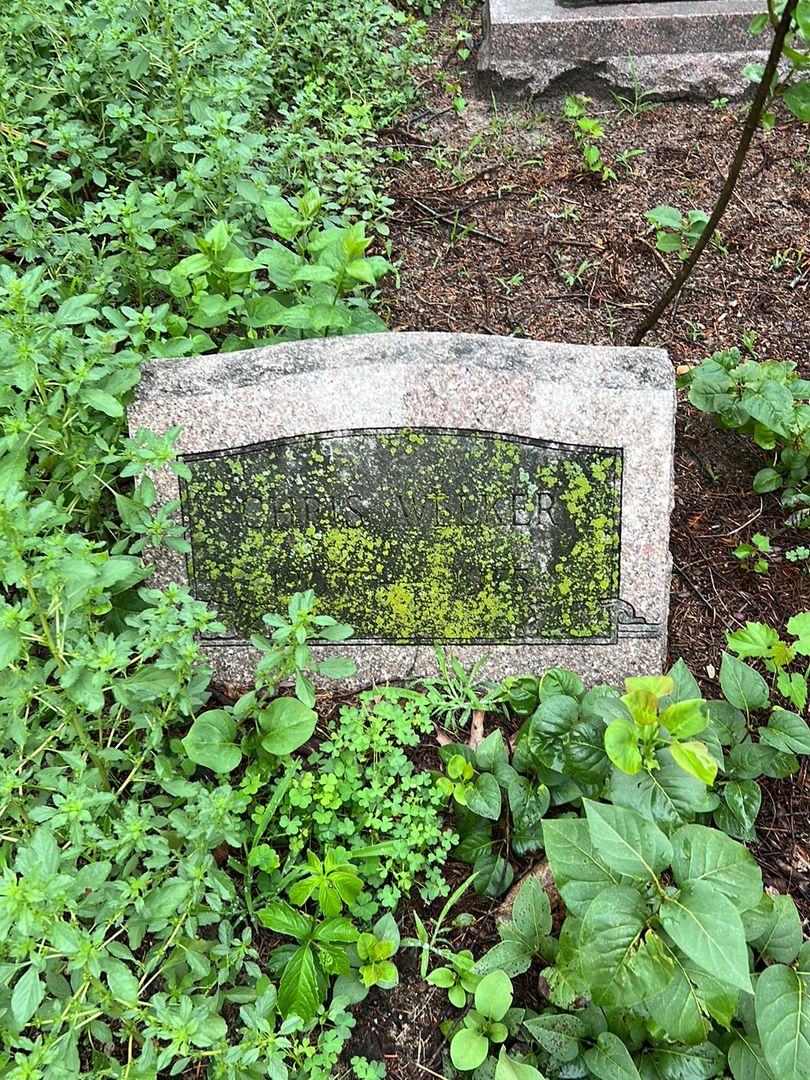 Chris Welker's grave. Photo 1