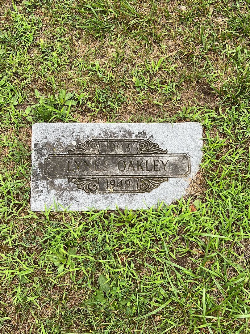 Lynes Oakley's grave. Photo 1