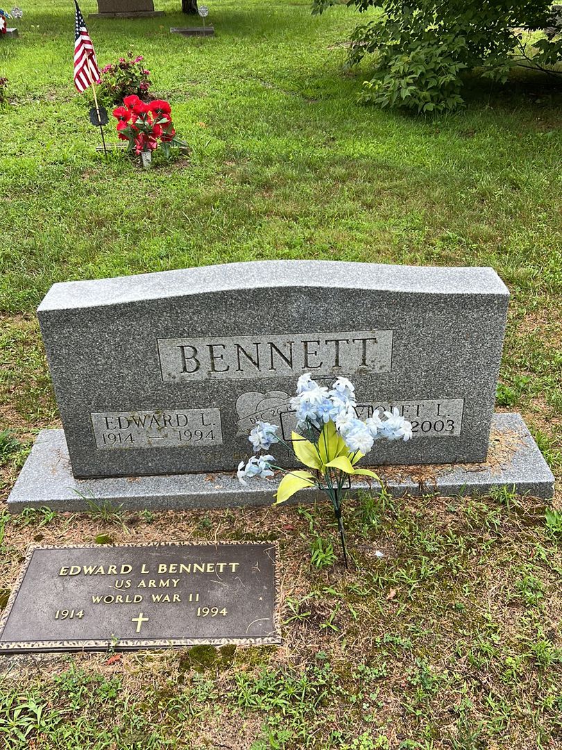 Edward L. Bennett's grave. Photo 1