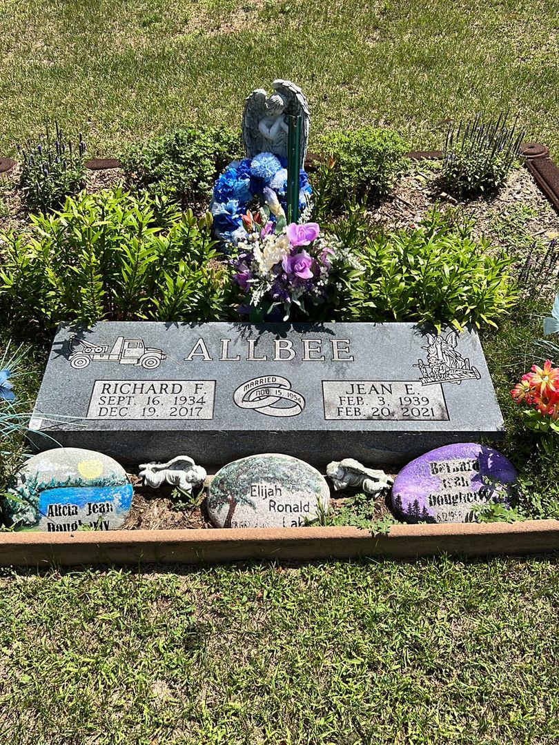 Richard F. Allbee's grave. Photo 1