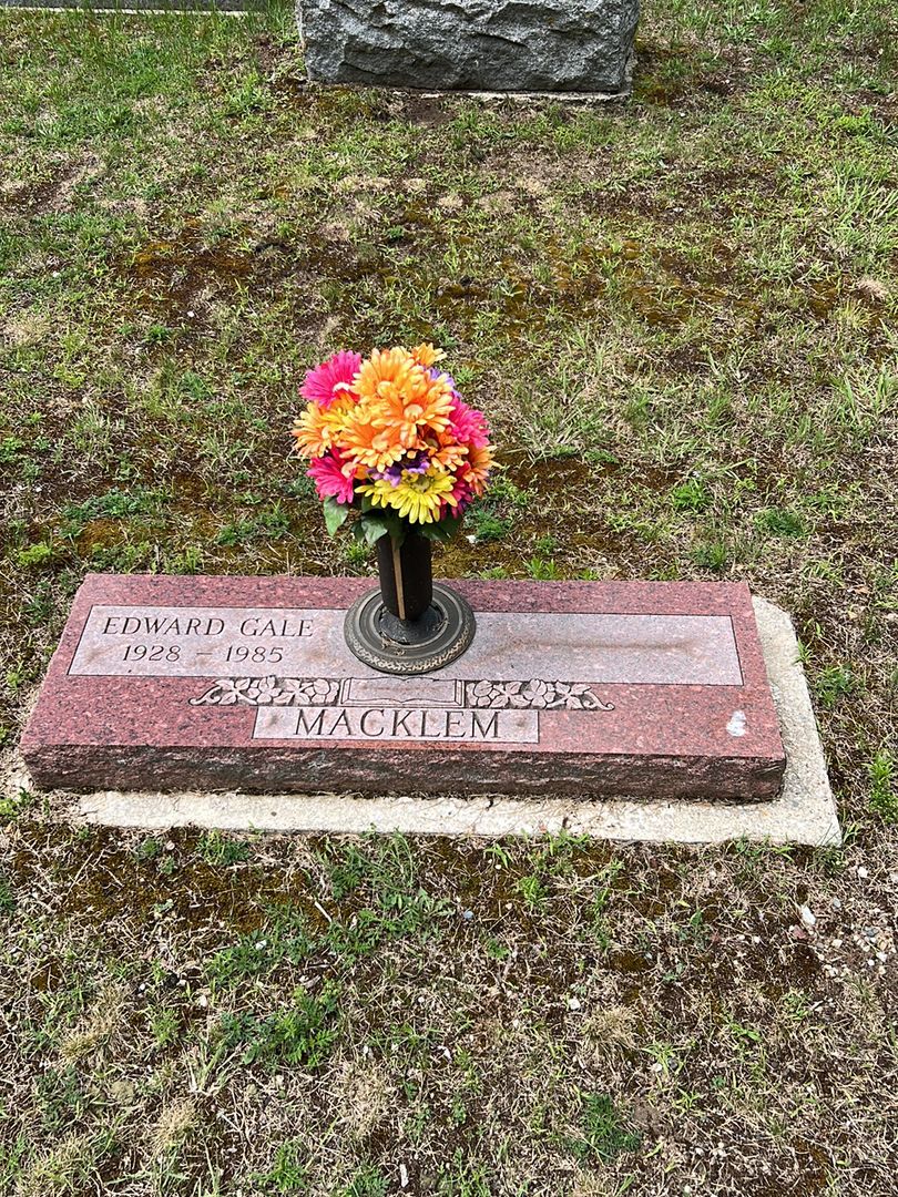 Edward Gale MacKlem's grave. Photo 1