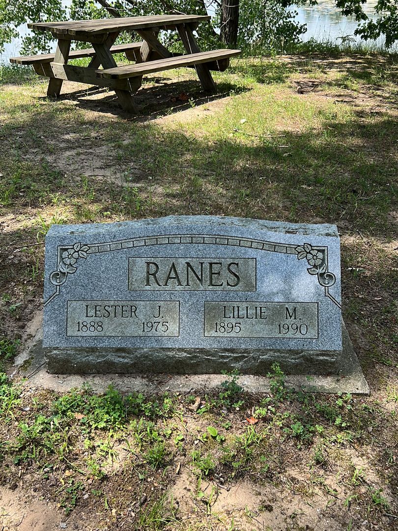Lester J. Ranes's grave. Photo 1