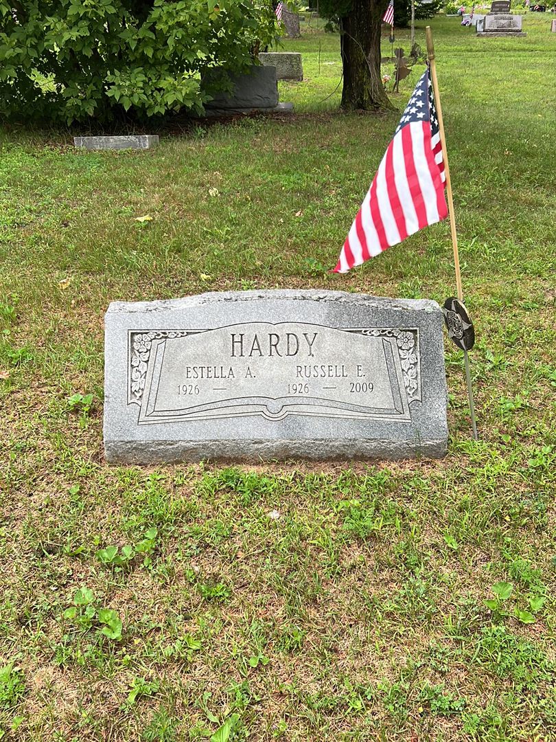 Russell E. Hardy's grave. Photo 1