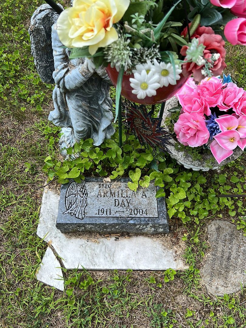 Armilla A. Day's grave. Photo 1