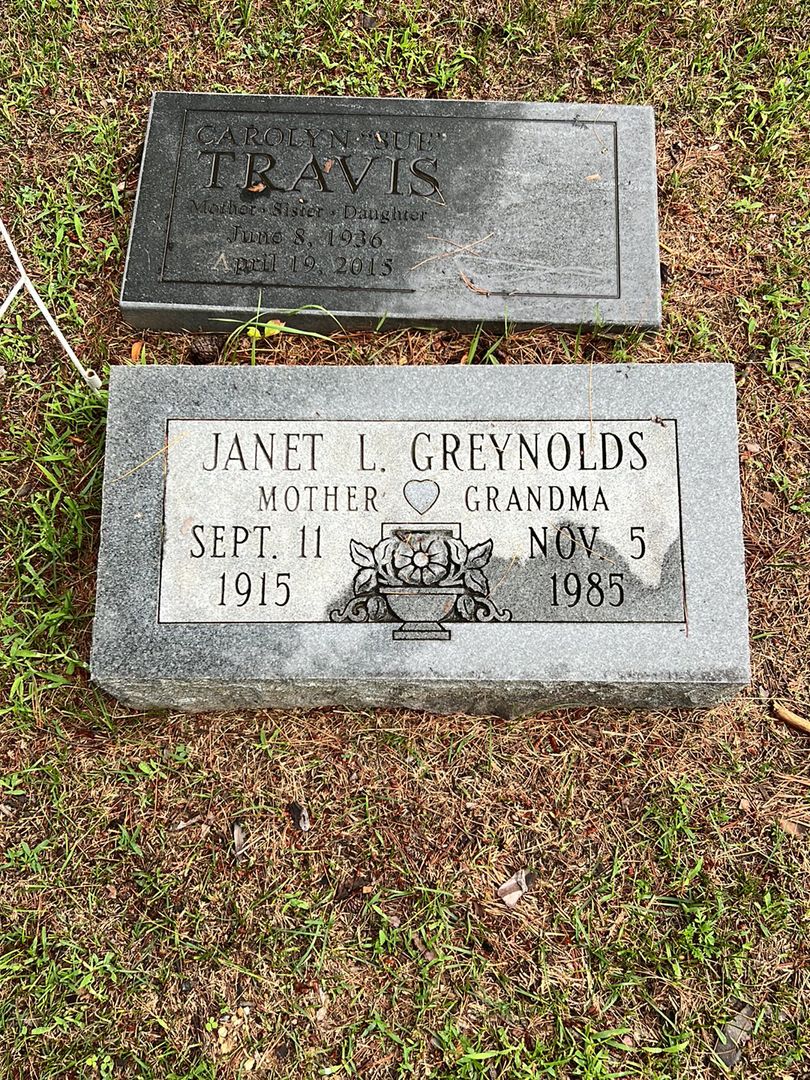 Carolyn "Sue" Travis's grave. Photo 1